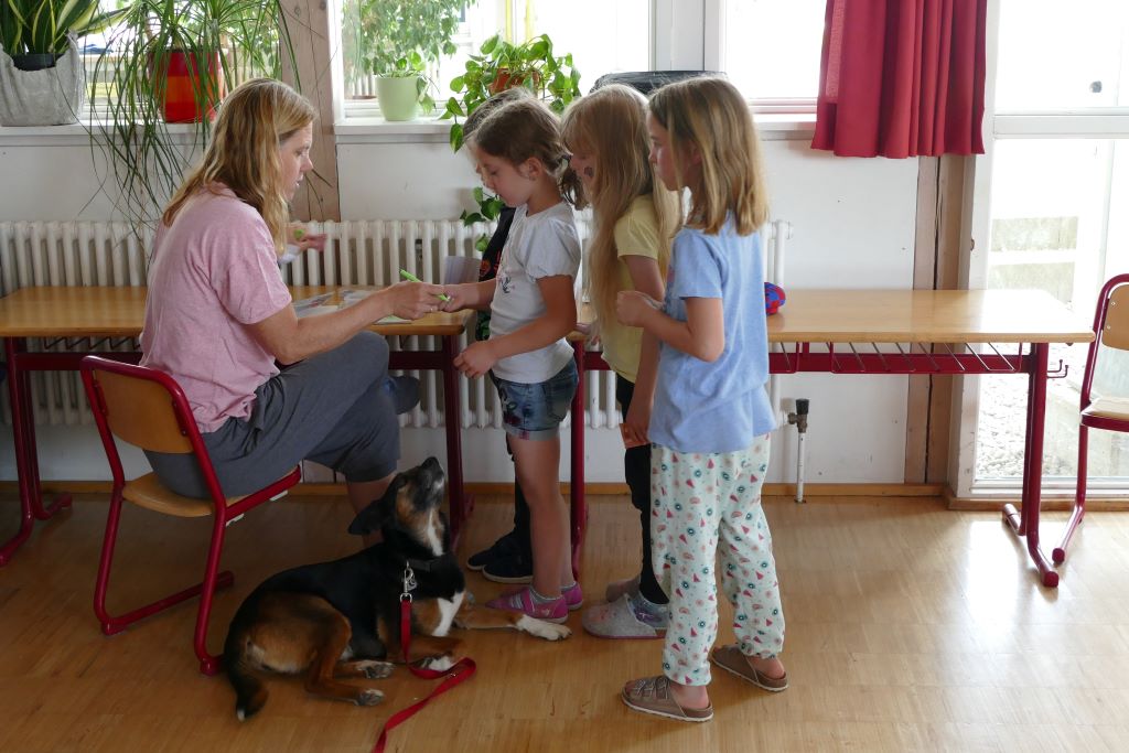 Kinder holen sich ein Autogramm