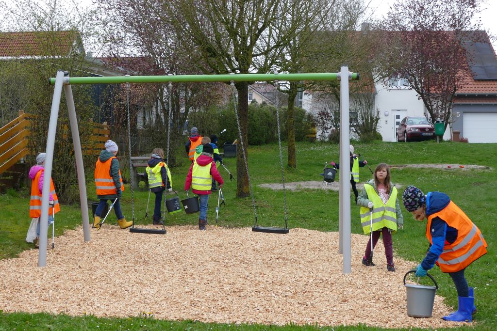 auch auf dem Spielplatz findet sich Müll