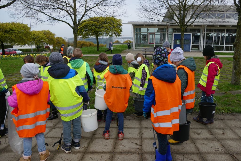 Kinder sammeln Müll an der Schule